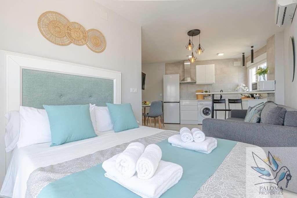 Wonderful Studio Apartment On The Beachfront Benalmádena Esterno foto